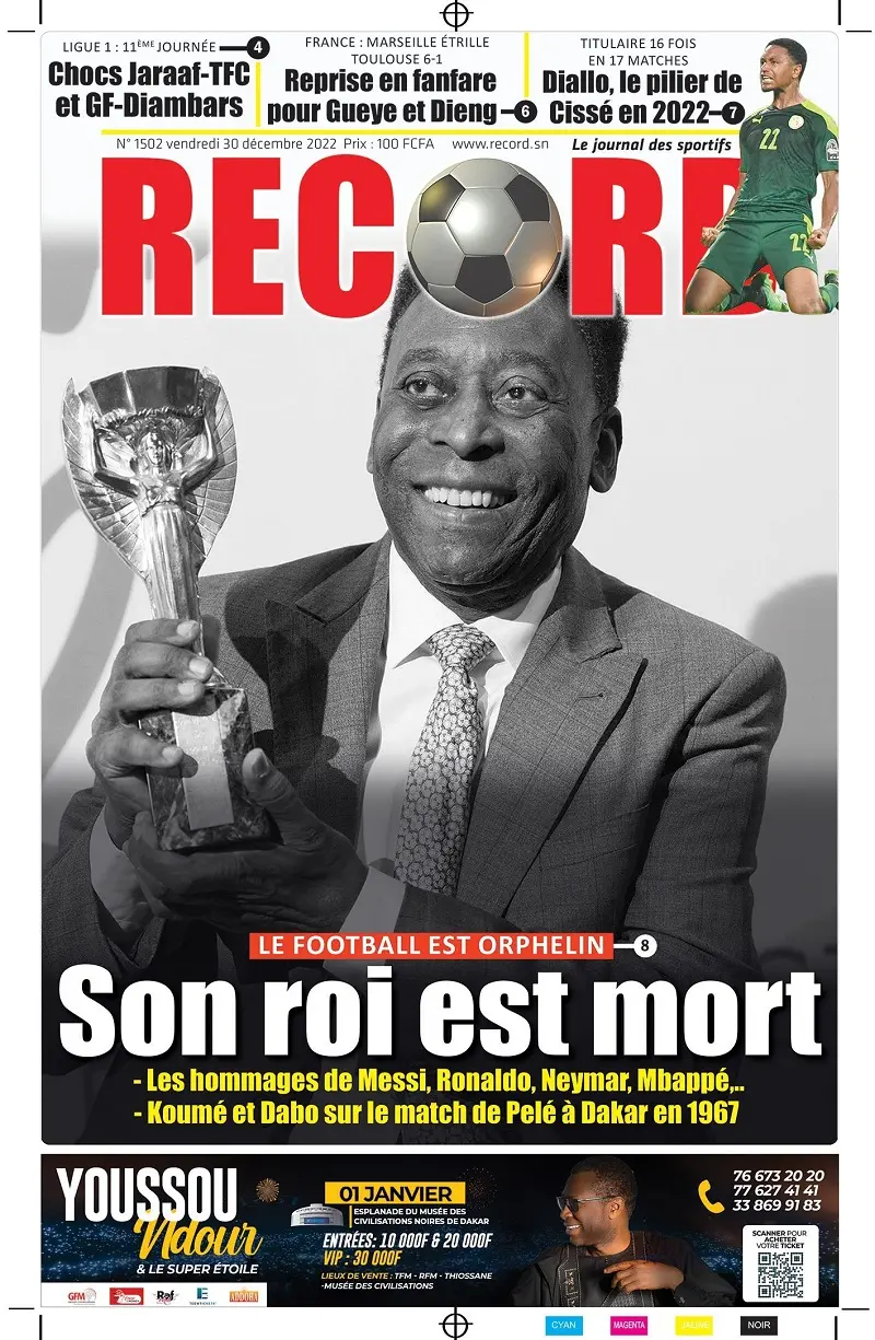 Imagem mostra Pelé segurando taça