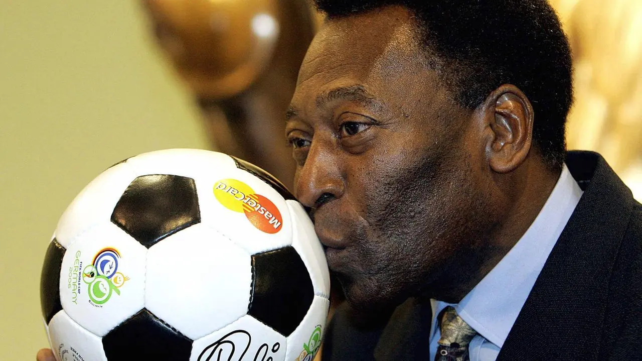 Imagem mostra Pelé sorridente com camisa da Seleção