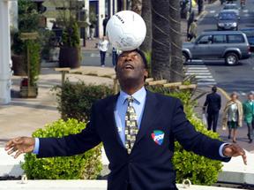 Imagem de Pelé com uma bola de futebol na cabeça