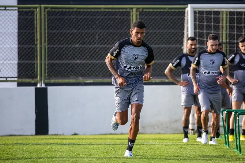 Imagem mostra jogador de futebol