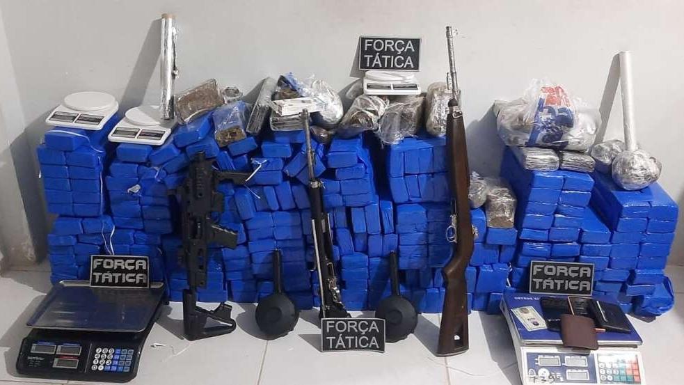 Drogas, armas de fogo e munições foram apreendidas em ação da Polícia Militar do Ceará