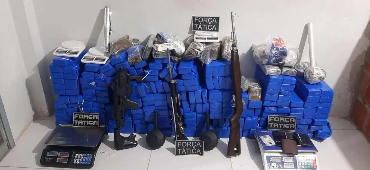 Drogas, armas de fogo e munições foram apreendidas em ação da Polícia Militar do Ceará