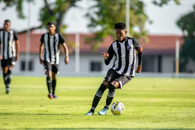 Imagem mostra jogador de futebol