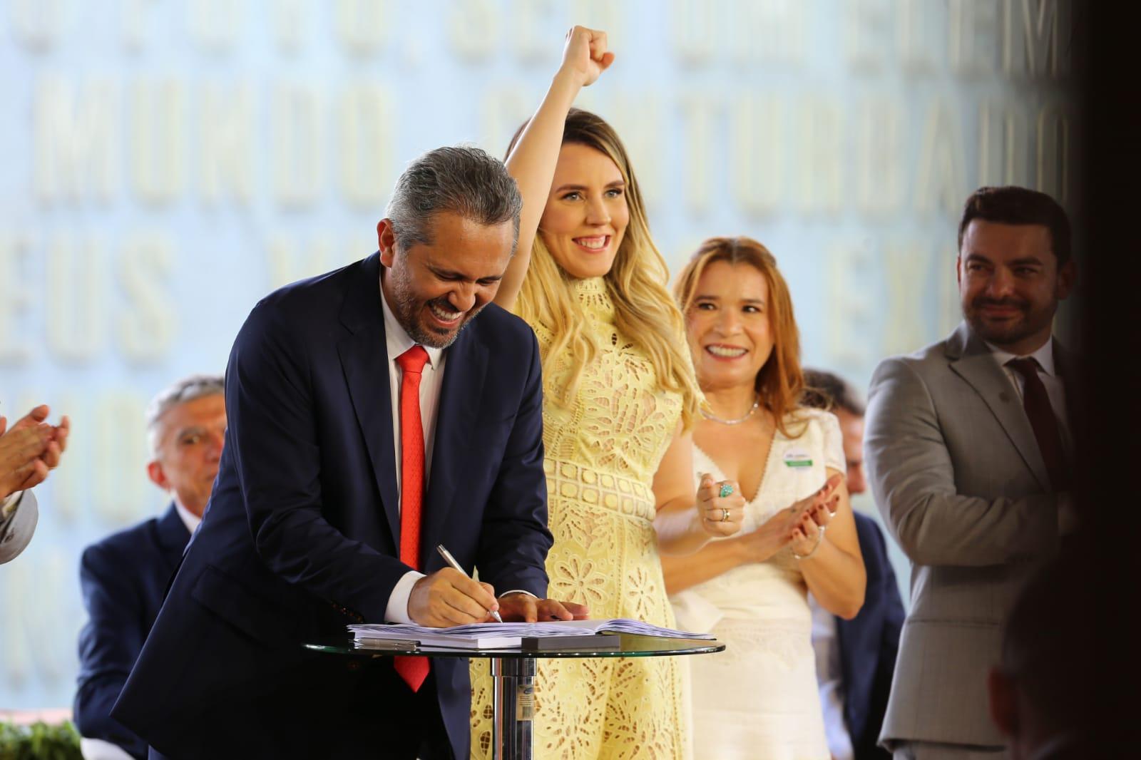Elmano de Freitas e Jade Romero assume o Governo do Ceará por 4 anos