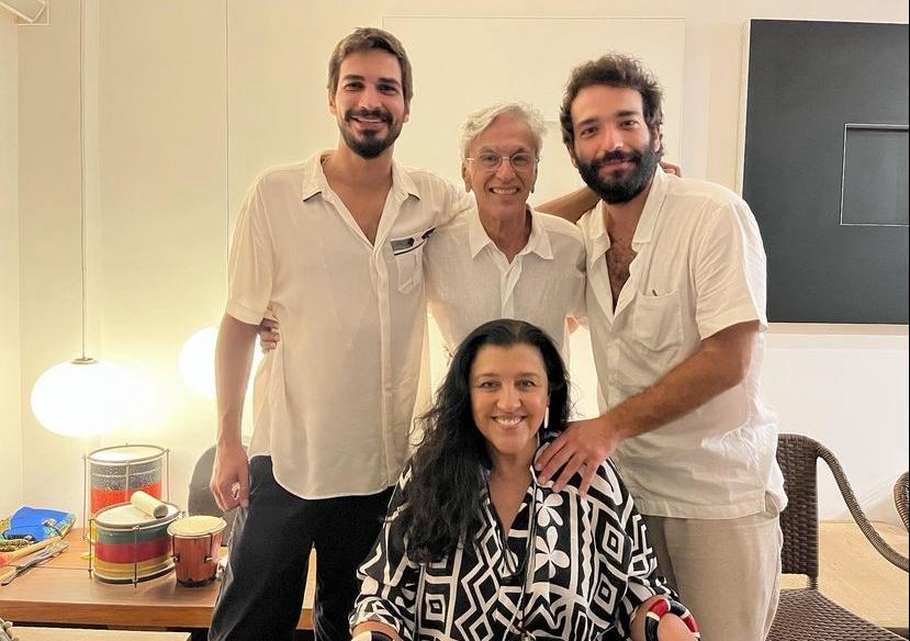 Thales Junqueira, Caetano Veloso, Humberto Carrão e Regina Casé estão vestidos de branco