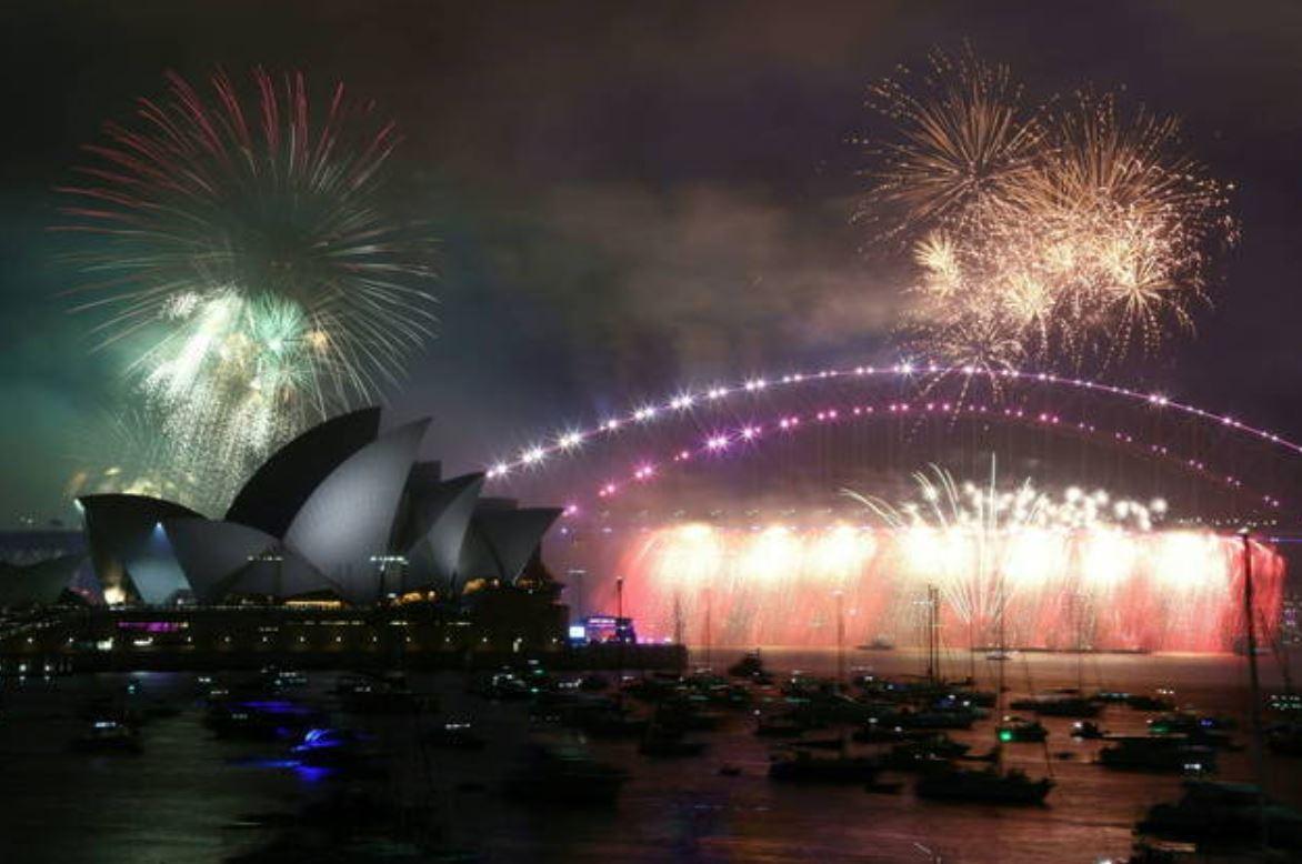 show de fogos de artifício comemoram a chegada do ano novo na Oceania