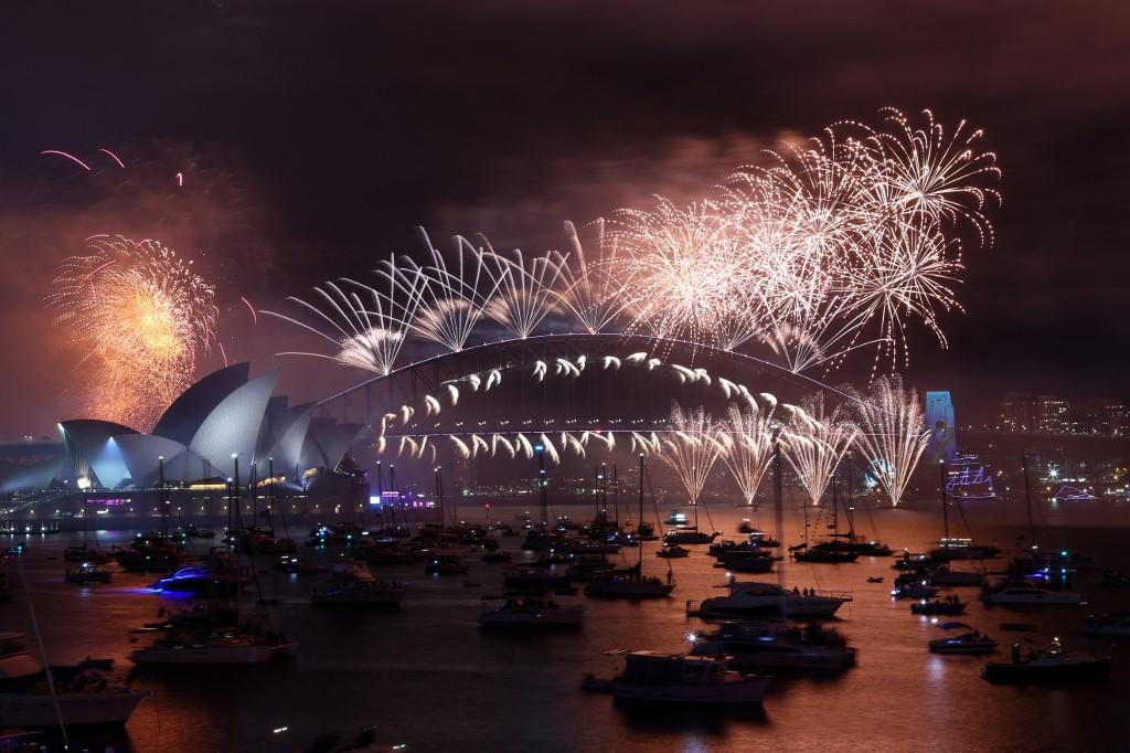 show de fogos de artifício comemoram a chegada do ano novo na Oceania