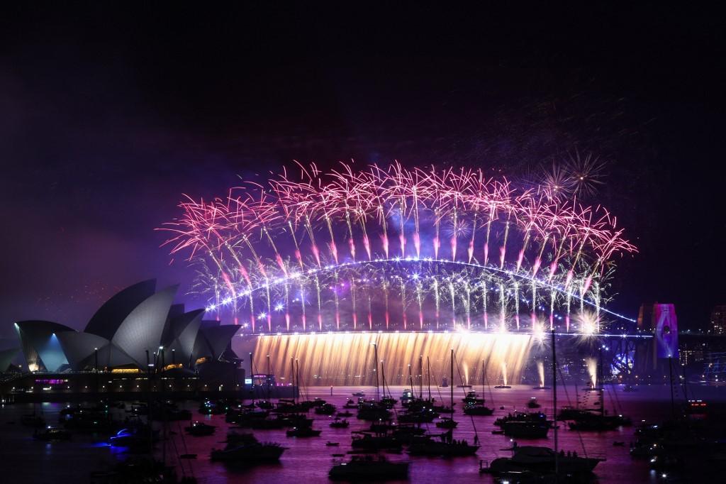 show de fogos de artifício comemoram a chegada do ano novo na Oceania