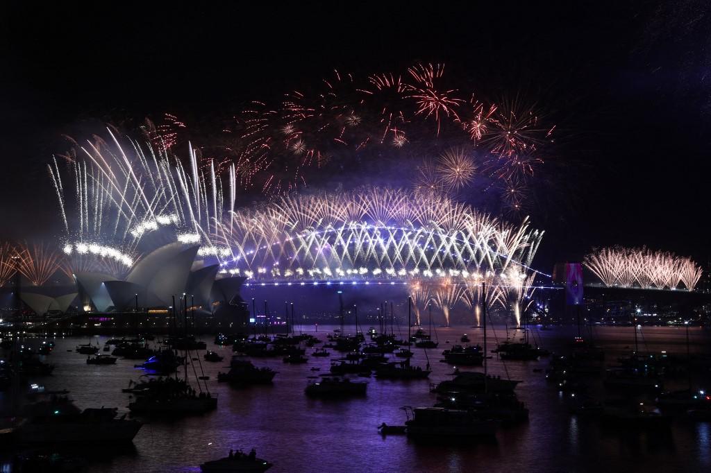 Show de fogos de artifício comemora a chegada do ano novo na Oceania
