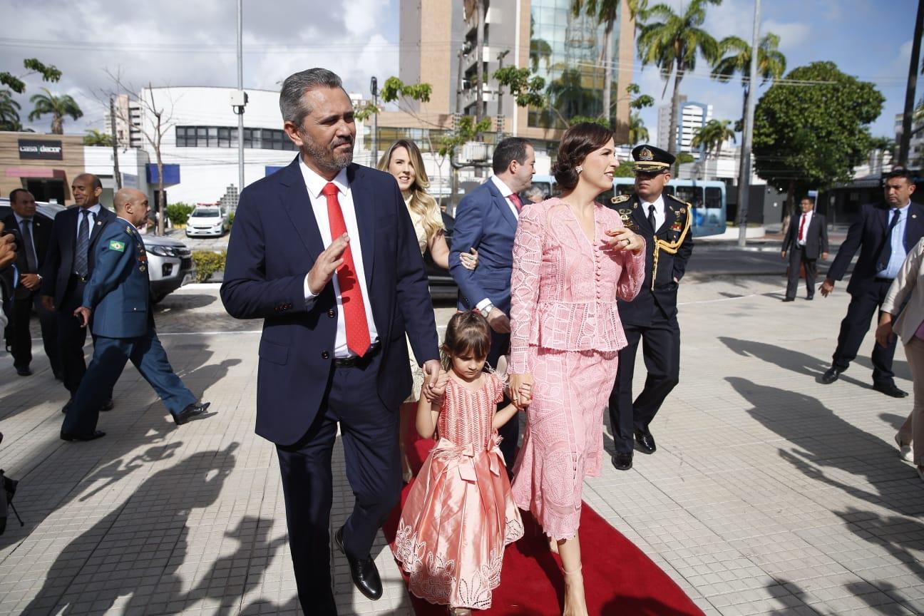 Elmano de Freitas na chegada à cerimônia de posse na AL-CE