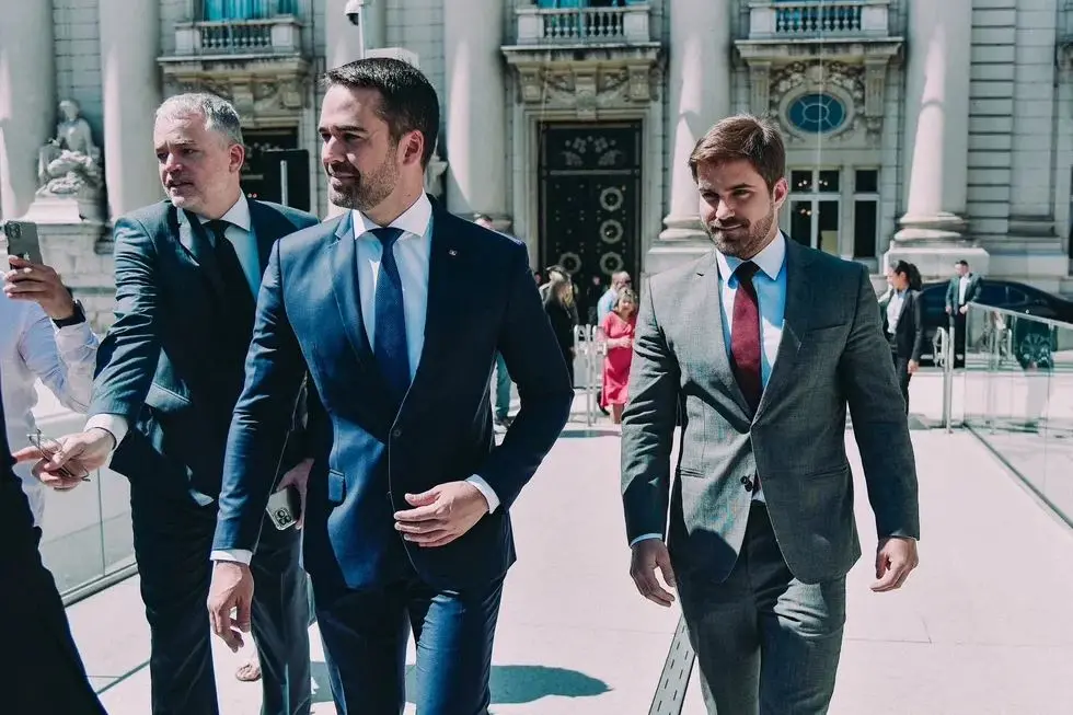 Eduardo Leite e Thalis Bolzan durante a posse