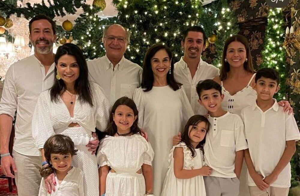Lu e Geraldo Alckmin com os dois  filhos, genro, nora e netos no réveillon em Brasília