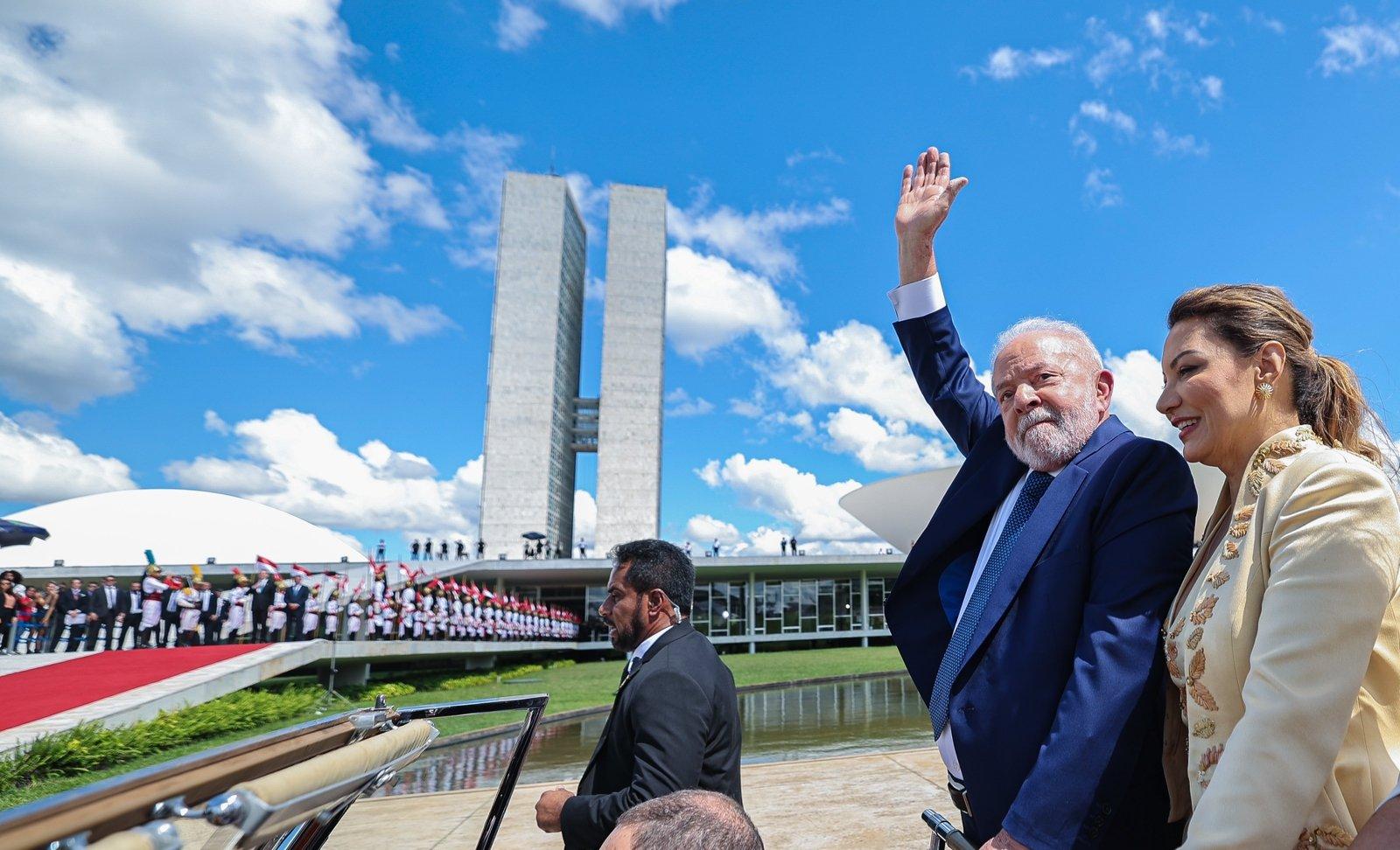 Lula assina termo de posse com caneta dada por apoiador em 1989