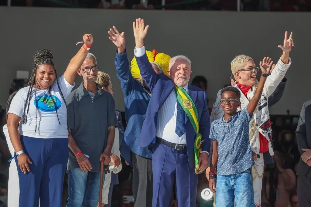 presidente eleito lula recebendo a faixa presidencial das mãos do povo brasileiro