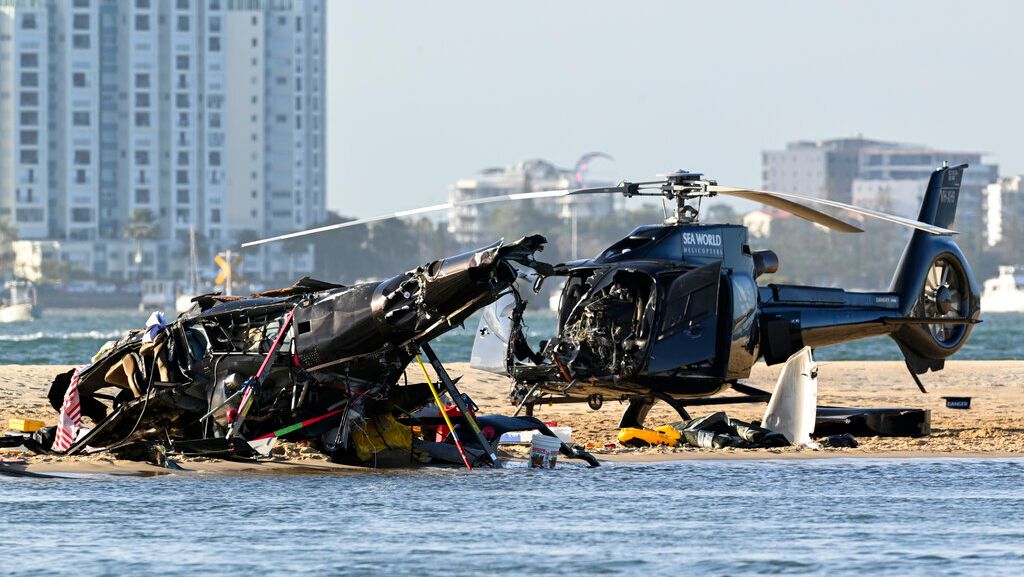 Destroços de dois helicópteros em praia na Austrália após colisão próxima ao Sea World