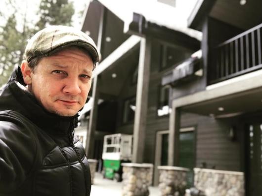 Jeremy Renner, intérprete do Gavião Arqueiro, sofre acidente e fica em  'estado crítico