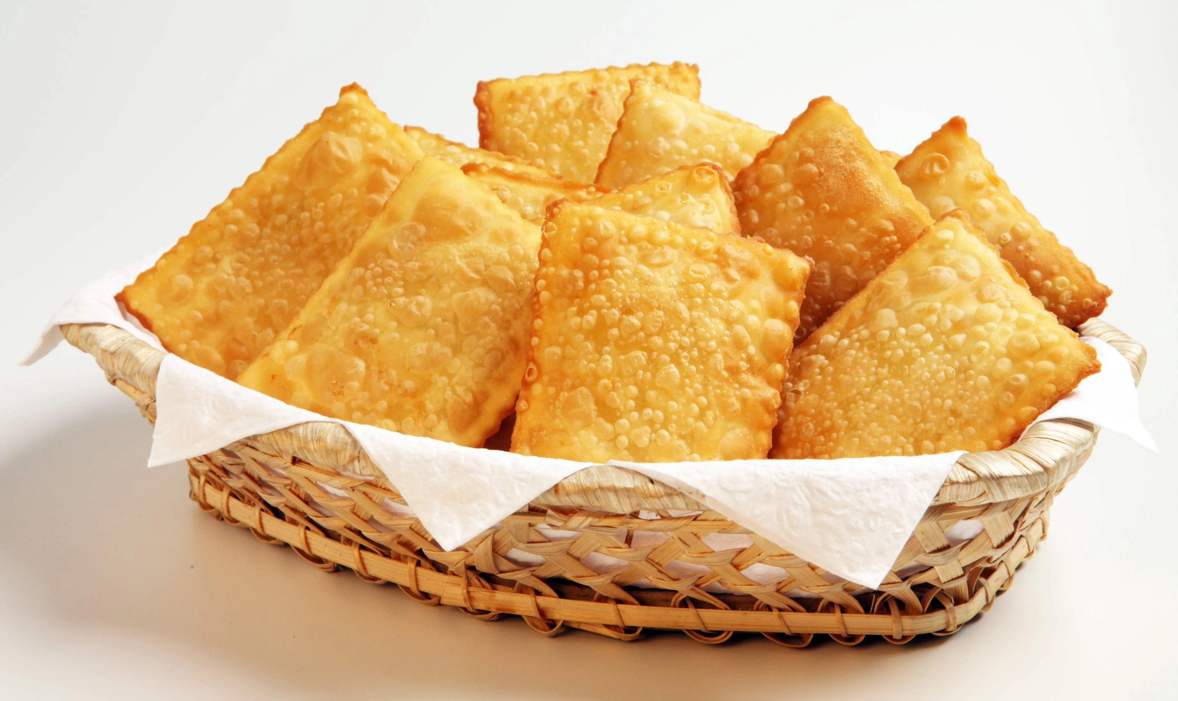 Uma massa de pastel bem feita resulta em uma comida crocante e sequinha