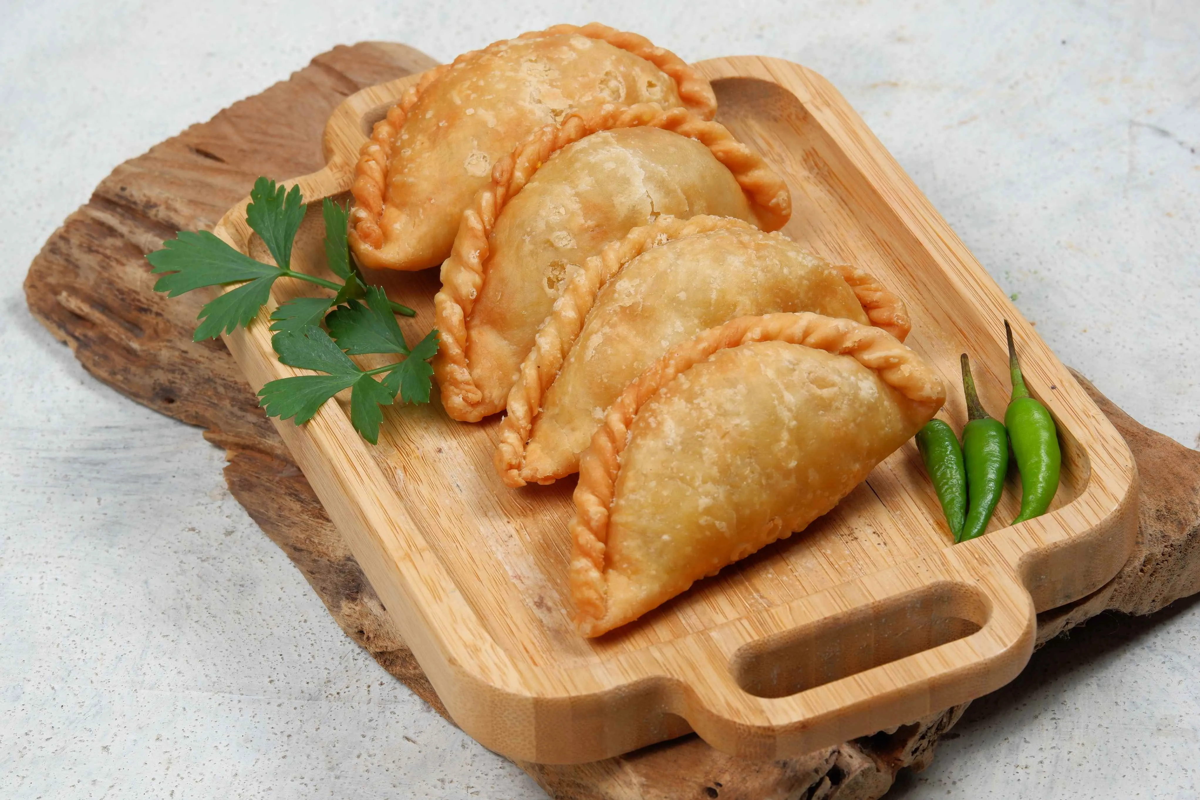 O pastel é um alimento preparado a base de farinha de trigo