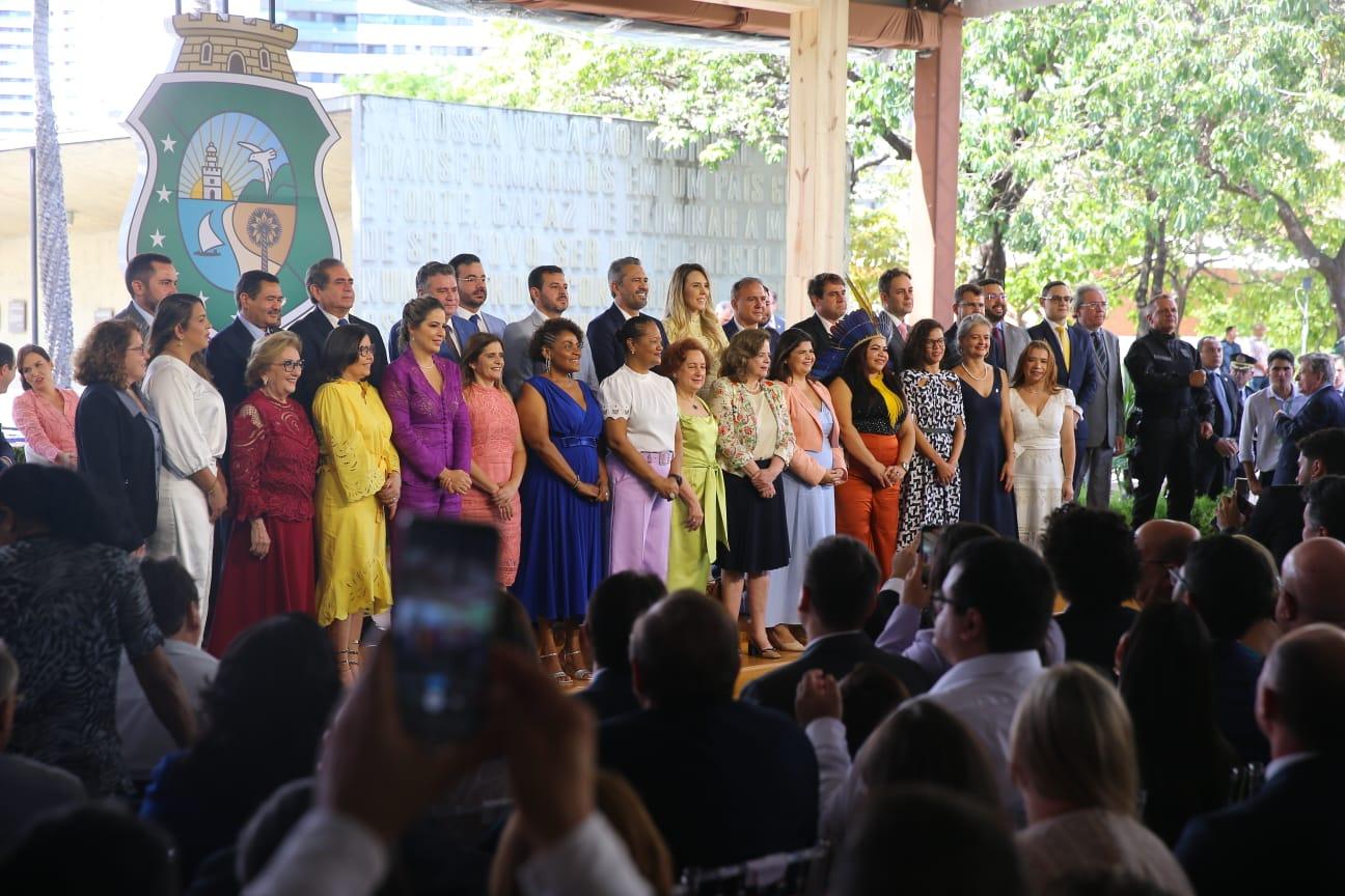 Elmano de Freitas toma posse ao lado da equipe de secretários