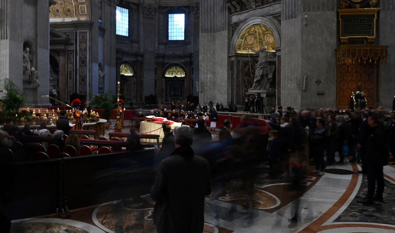 Funeral de Bento XVI re&uacute;ne cerca de 65 mil pessoas na Bas&iacute;lica de S&atilde;o Pedro  - Mundo - Di&aacute;rio do Nordeste