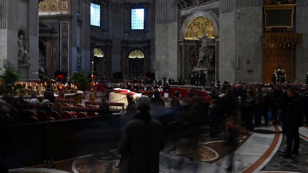 Funeral de Bento XVI reúne cerca de 65 mil pessoas na Basílica de São Pedro - Mundo - Diário do Nordeste