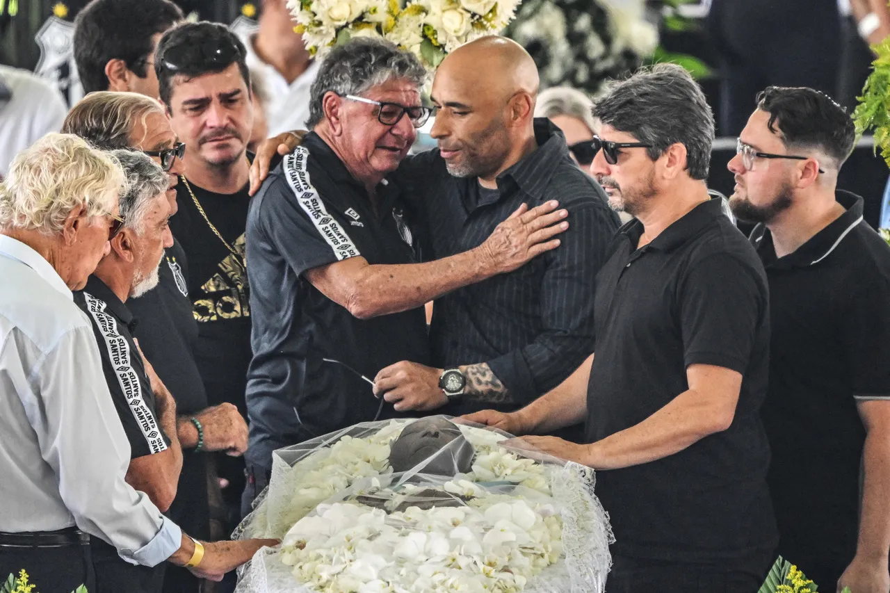 O velório de Pelé foi marcado por muita emoção de amigos e familiares