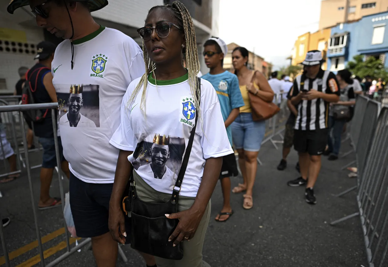 Pessoas do mundo inteiro se despediram de Pelé nesta segunda-feira, e muitos foram vestidos com camisas da Seleção Brasileira e do Santos