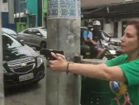 Carla Zambelli de camisa verde apontando arma para apoiador de Lula