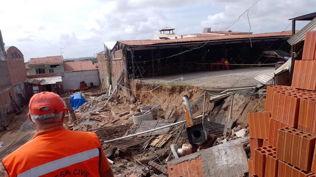 trabalhador morre após muro cair na Bernardo Manuel