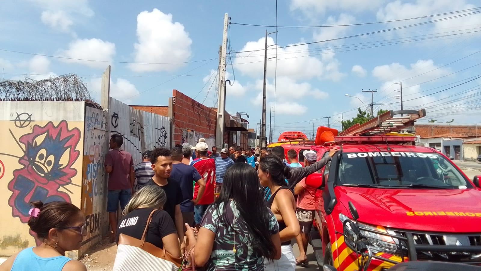 Trabalhador morre após muro de restaurante desabar na avenida Bernardo Manuel, em Fortaleza
