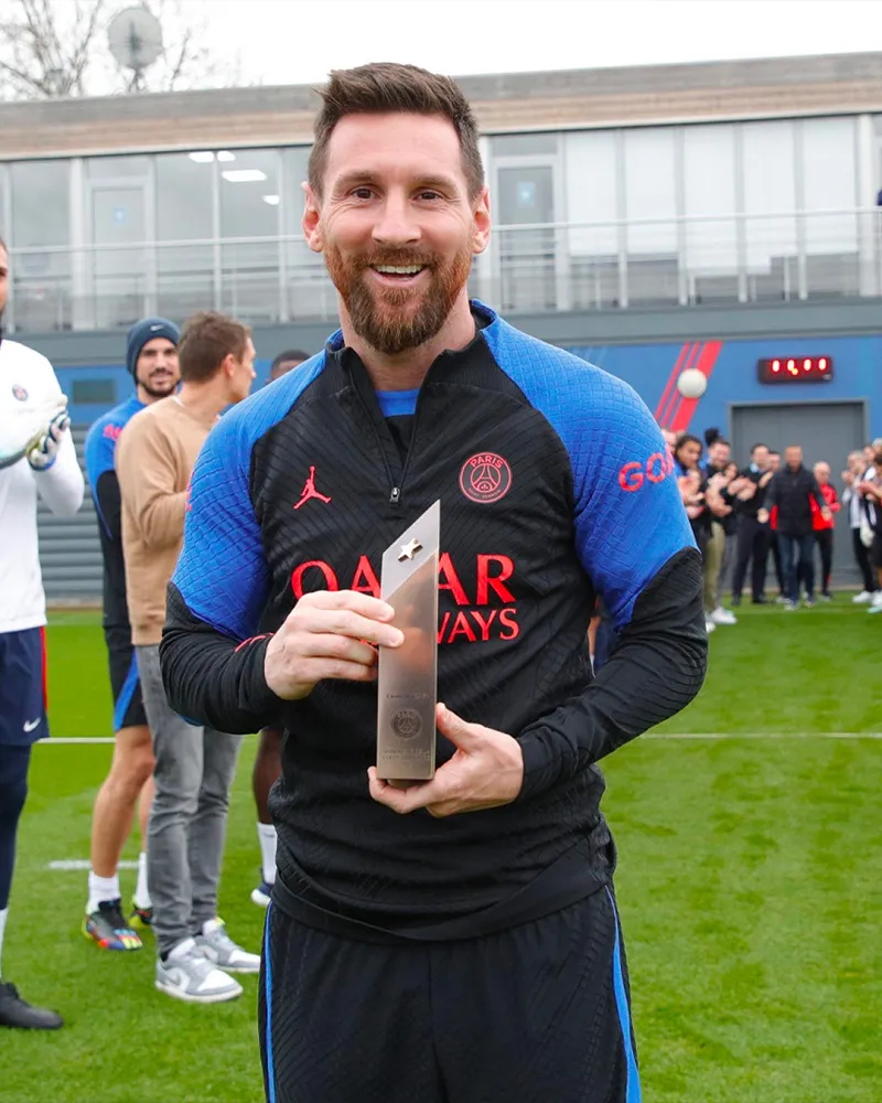 Messi foi homenageado com um troféu pelo título do Mundial.
