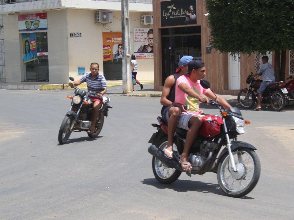 Como a multa por andar de chinelo de moto funciona?