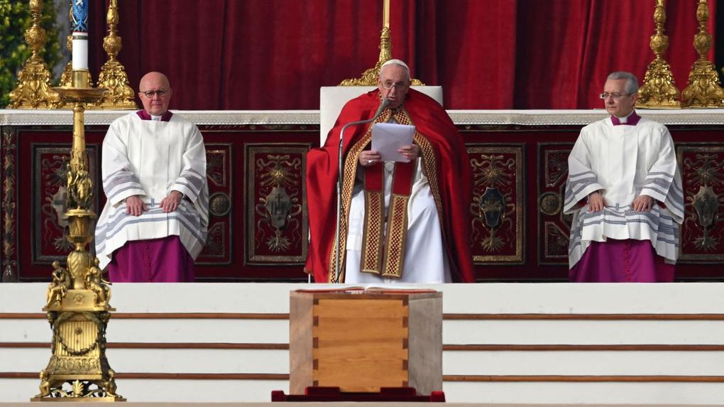 papa francisco ao lado de cardeais faz leitura durante celebração fúnebre. em destaque, caixão de madeira do papa emérito bento xvi