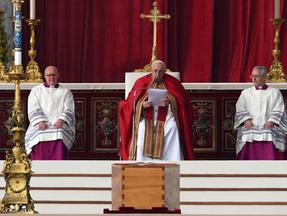 papa francisco ao lado de cardeais faz leitura durante celebração fúnebre. em destaque, caixão de madeira do papa emérito bento xvi