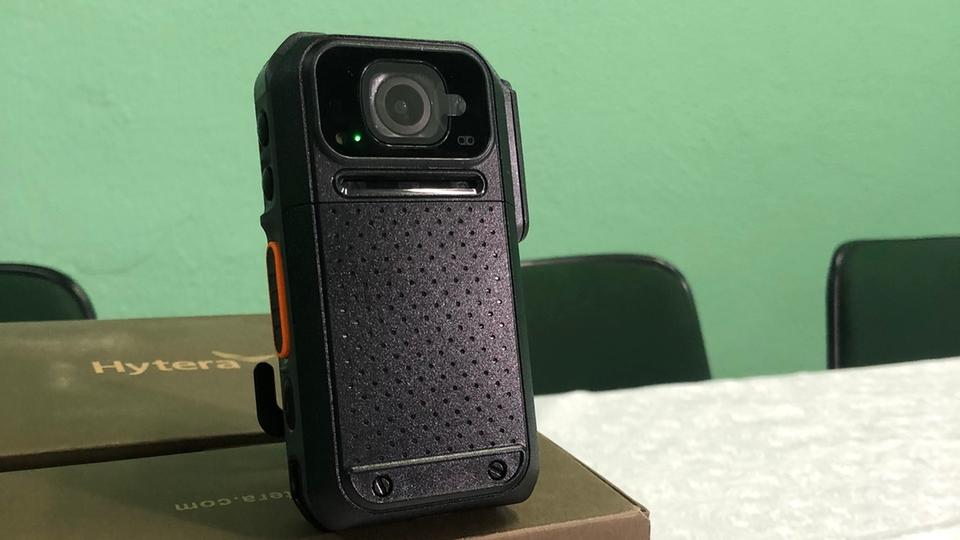 Câmera corporal apresentada pela SAP-CE e que devem ser usadas por policiais penais no Ceará