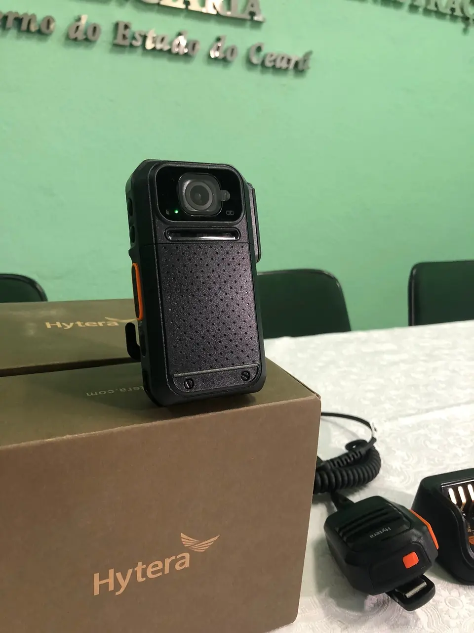 Câmera corporal apresentada pela SAP-CE e que devem ser usadas por policiais penais no Ceará
