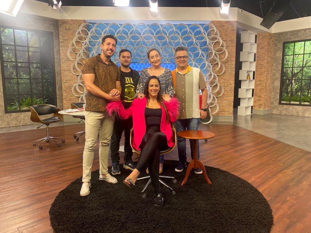 silvia abravanel sentada em cadeira rodeada por sonia abraão e outros apresentadores