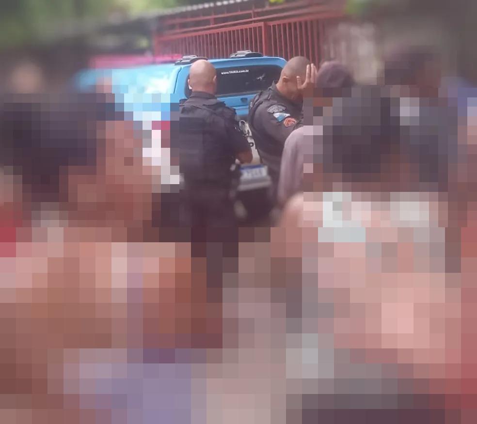 Imagem pixelada mostra policias