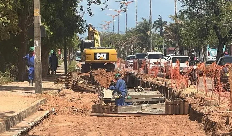 Obras de drenagem na avenida Paulino Rocha