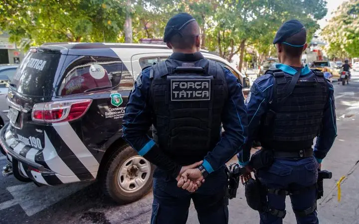 Policiais e viatura da Força Tática