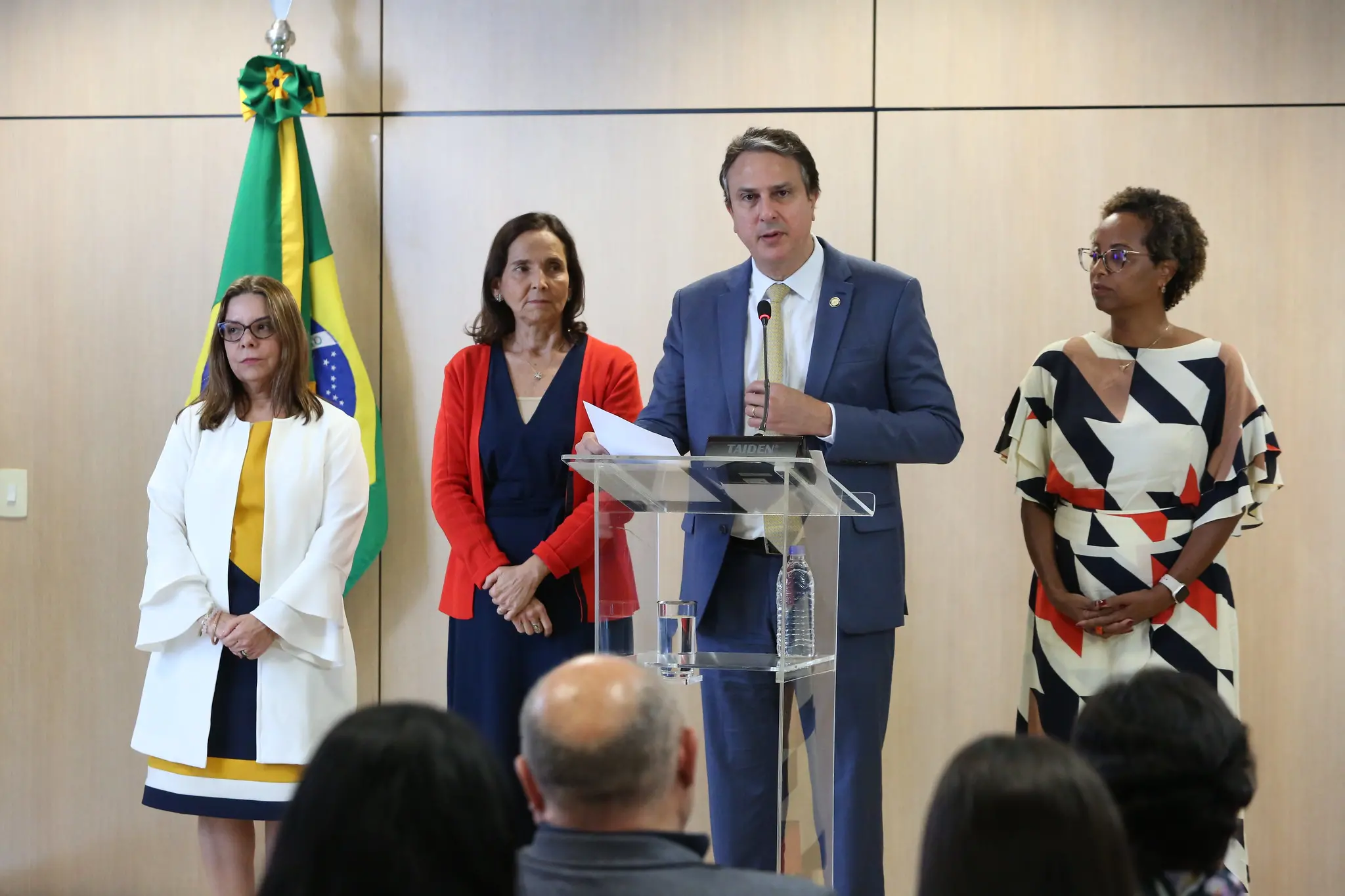 Camilo Santana anuncia equipe de auxiliares no MEC