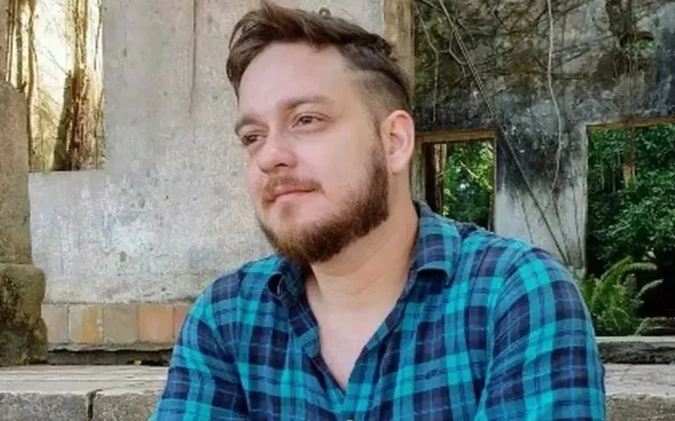 Igor Moreira é um homem barbudo, branco e loiro. Ele usa camisa azul xadrez.