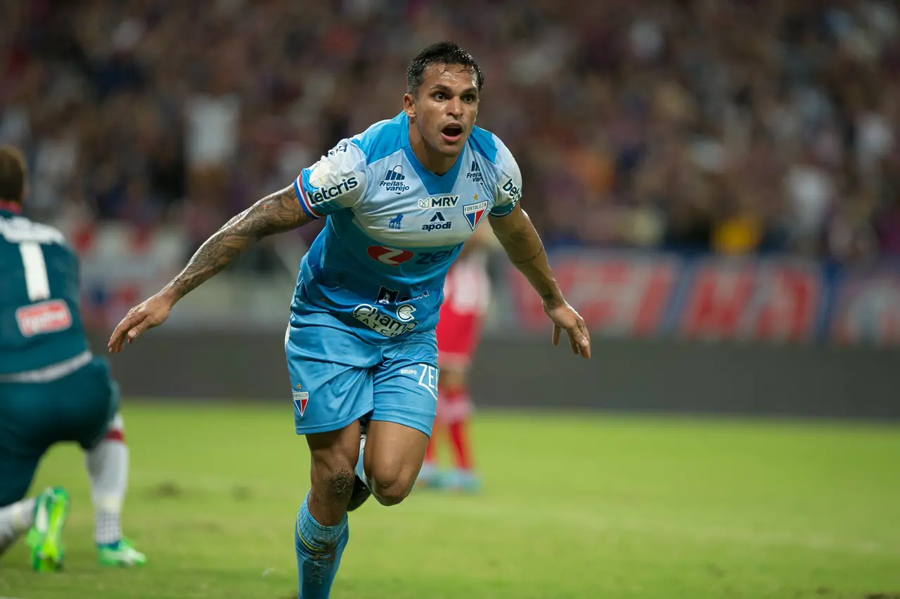 Robson comemora gol pelo Fortaleza