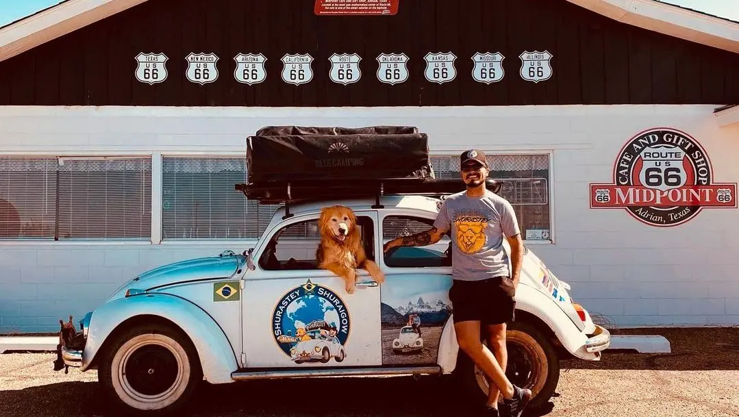 Jesse Koz e seu cachorro Shurastey