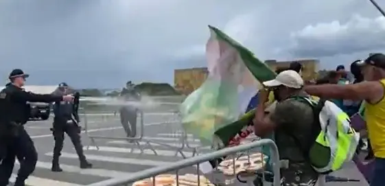 Polícia lança spray de pimenta em bolsonaristas