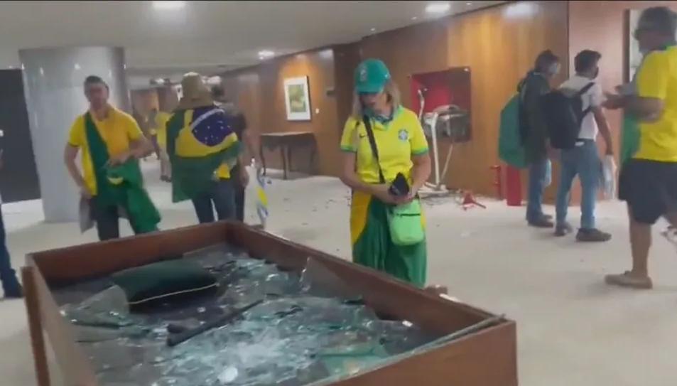 Manifestantes vestidos com camisa da seleção brasileira quebram bens públicos no Congresso Nacional