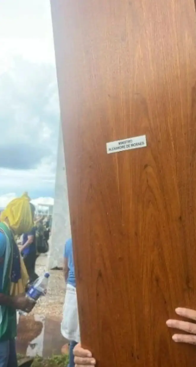 Porta do gabinete do ministro Alexandre de Moraes foi arrancada por bolsonaristas
