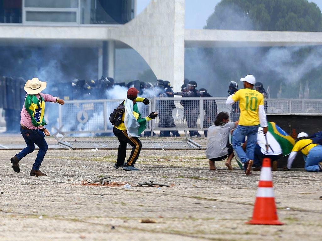 Manifestantes arremessaram pedras nos prédios que sediam os três poderes