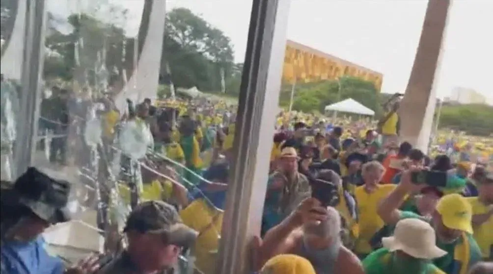 Vidros do Supremo Tribunal Federal foram quebrados