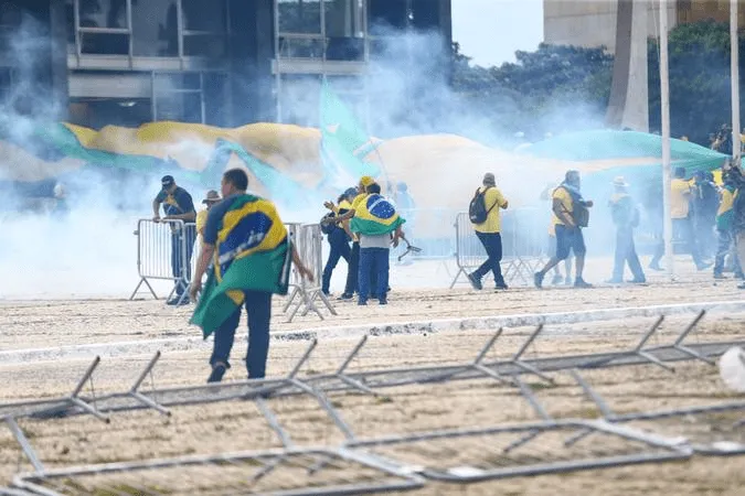 Bombas de efeito moral foram usadas para conter a invasão